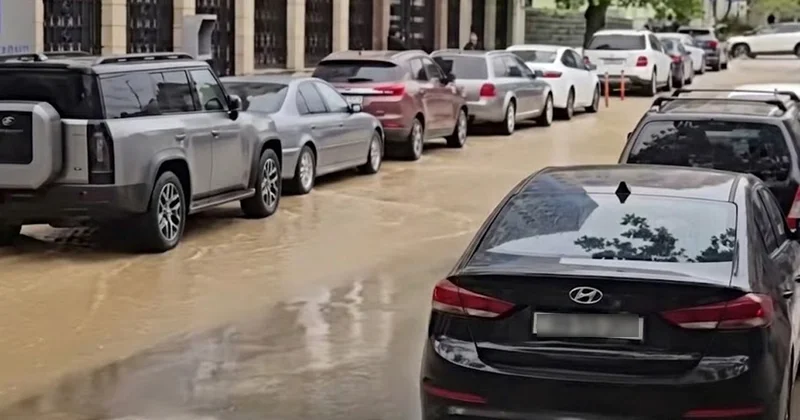 Bakıda su basan küçədə təmir işlərinə başlanıldı Video Yenilənib