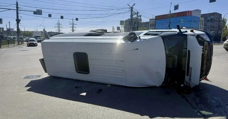 В Астрахани в аварии с маршруткой пострадали 9 человек