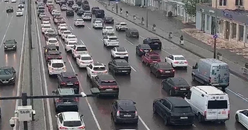 На дорогах Баку наблюдаются пробки в 17 направлениях ФОТО