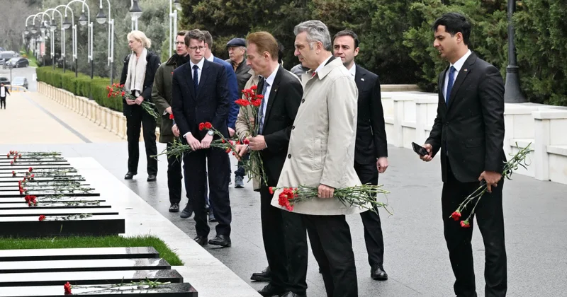 Almanya Bundestaqının nümayəndə heyəti Şəhidlər xiyabanını ziyarət edib