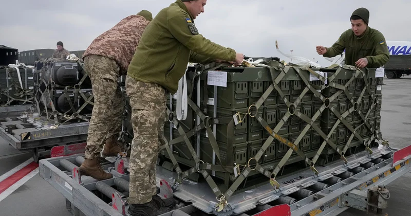 Пентагон обвиняют в задержке военной помощи Украине