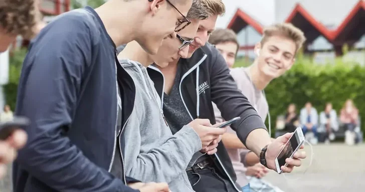 Второй кантон в Швейцарии запрещает использование смартфонов в школе