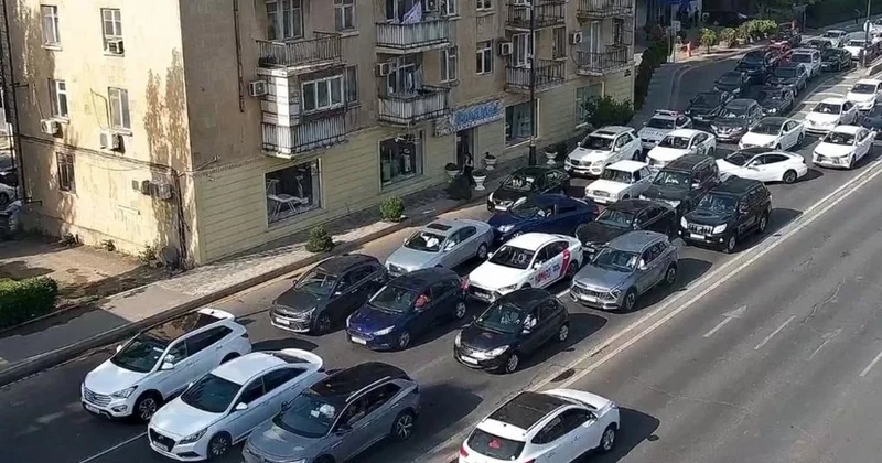 На ряде улиц и проспектов в Баку затруднено движение транспорта