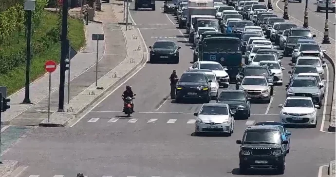 Prospektdə qəza törədən sürücülər sıxlığa səbəb oldu FOTO