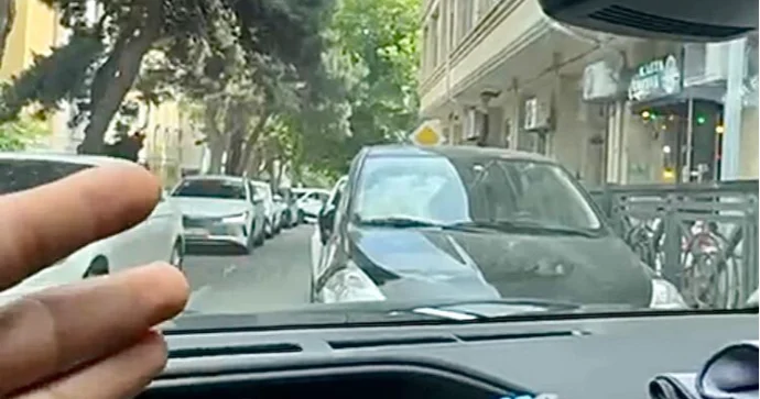 Bakıda yolun hərəkət hissəsi parkinqə çevrilib Nişanları heçə sayıb yolu bağlayırlar VİDEO