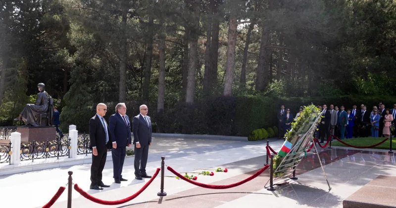 Beynəlxalq konfransın iştirakçıları Ulu Öndər Heydər Əliyevin məzarını ziyarət ediblər