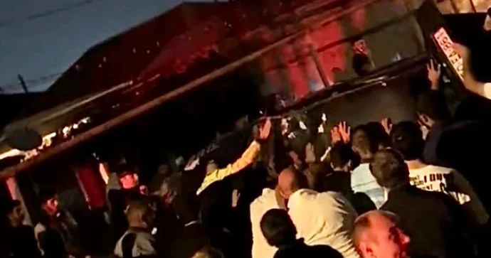 Ramanada “Opel” aşdı, polis və vətəndaşlar dərhal köməyə gəldi VİDEO