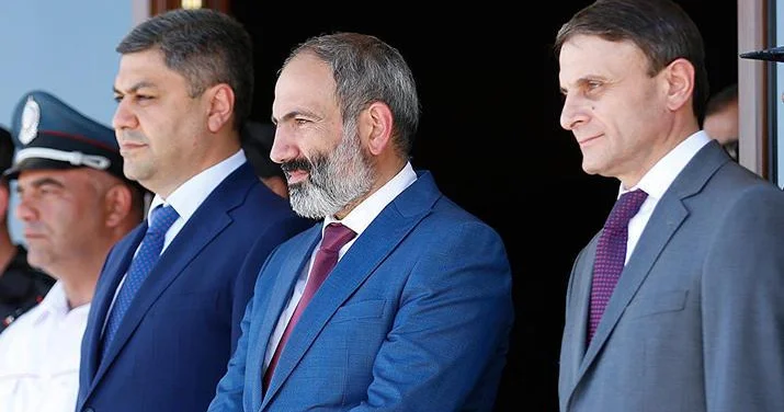 Kremlin namizədi bəlli oldu Paşinyanı generalla devirmək istəyirlər