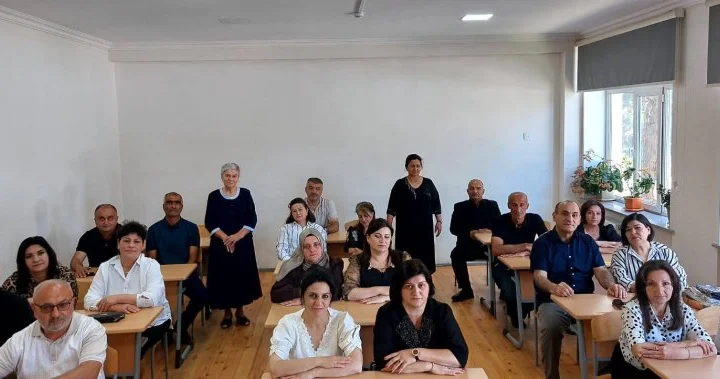 Doğma insanlarla doğma məktəbdə