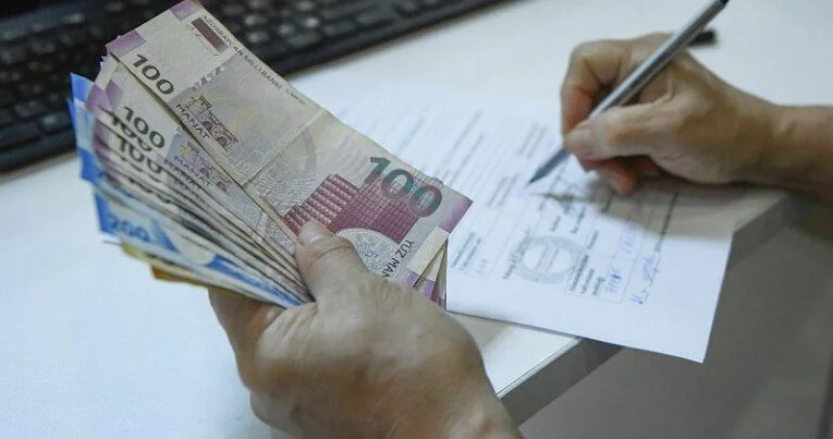 İşləməsələr də altı ay maaş alacaqlar Qanunda mühüm dəyişiklik edilib