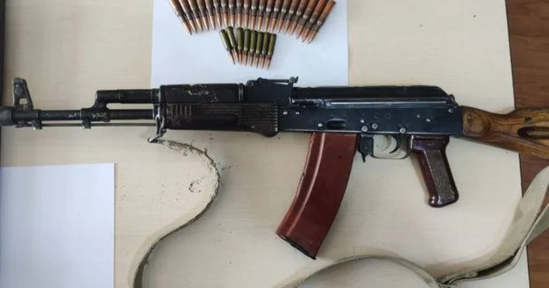 İki nəfər avtomat silahını könüllü təhvil verdi