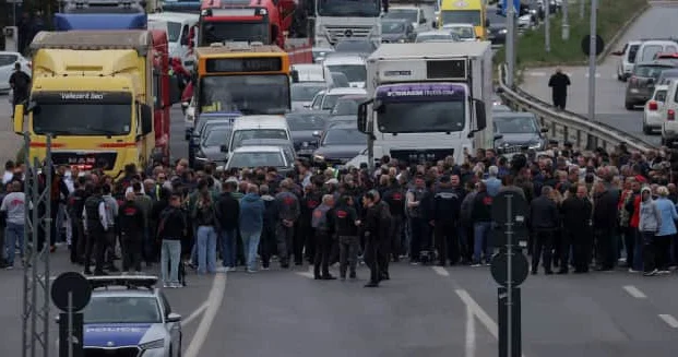 Yüzlərlə iş adamı Kosovonun paytaxtına gedən yolları bağlayıb