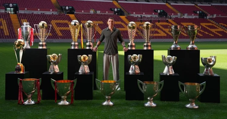 14 il sonra Qalatasaray ı tərk edir RƏSMİ