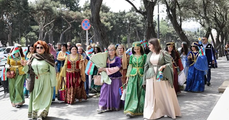 Milli geyimdə gəzinti Mədəni irsimizi yaşadan addımlar FOTO
