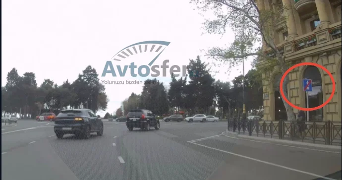 Qanunda olmayan nişanı yola quraşdırıb sürücüləri çaş baş saldılar VİDEO
