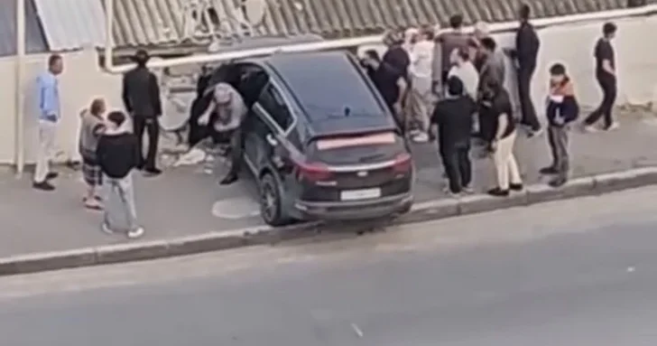 Необычное ДТП в Баку: автомобиль влетел в крышу жилого дома