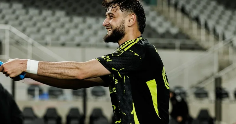 Azərbaycanlı futbolçunun forması ÇL nin finalına ev sahibliyi edən şəhərdə nümayiş etdirilir FOTO