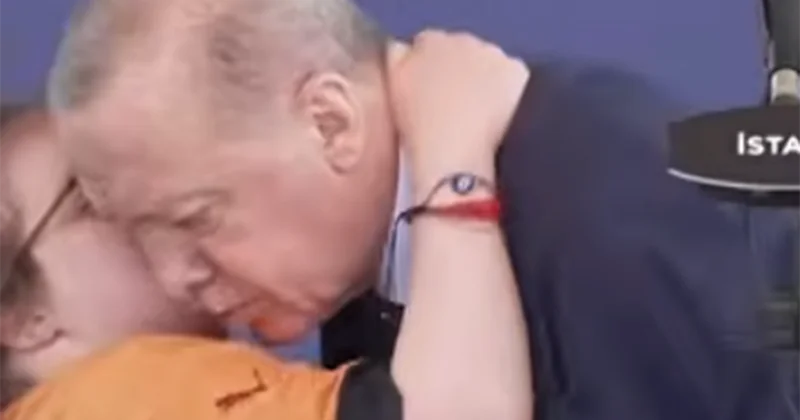 Девочка пробралась на сцену, чтобы обнять Эрдогана ВИДЕО