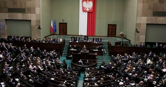 Сейм Польши одобрил регистрацию внебрачных союзов, включая однополые пары