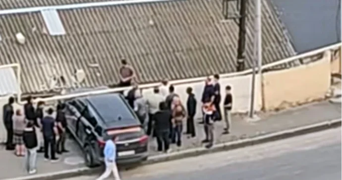 Bakıda avtomobil evin divaranı çırpılıb VİDEO