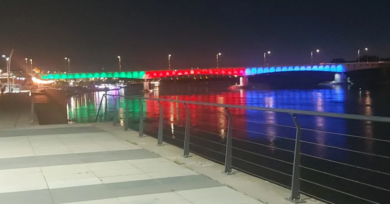 Varşavada Visla çayının üzəridəki körpü Azərbaycan bayrağının rənglərinə bürünüb