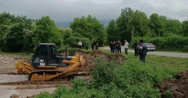 Qubada çay yatağının bərpasına başlanıldı FOTOLAR