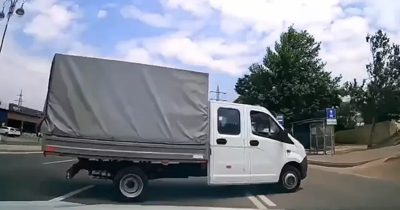 Так водитель фургона спровоцировал ДТП в Баку ВИДЕОФАКТ