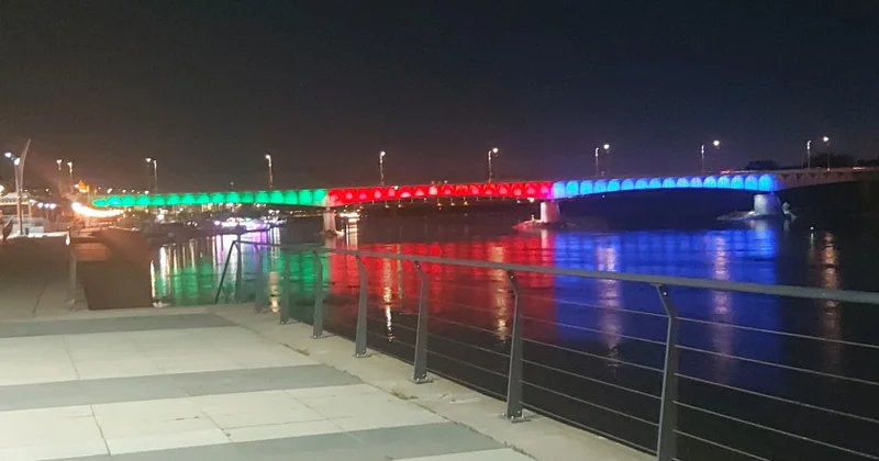 В Варшаве мост над Вислой окрасился в цвета азербайджанского флага