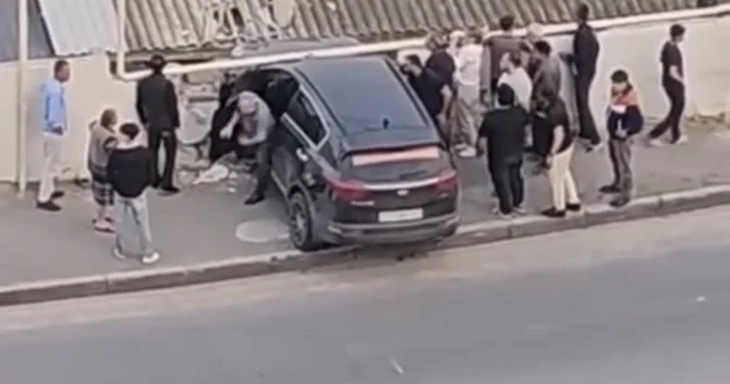 Bakıda maşın evin damına ÇIRPILDI