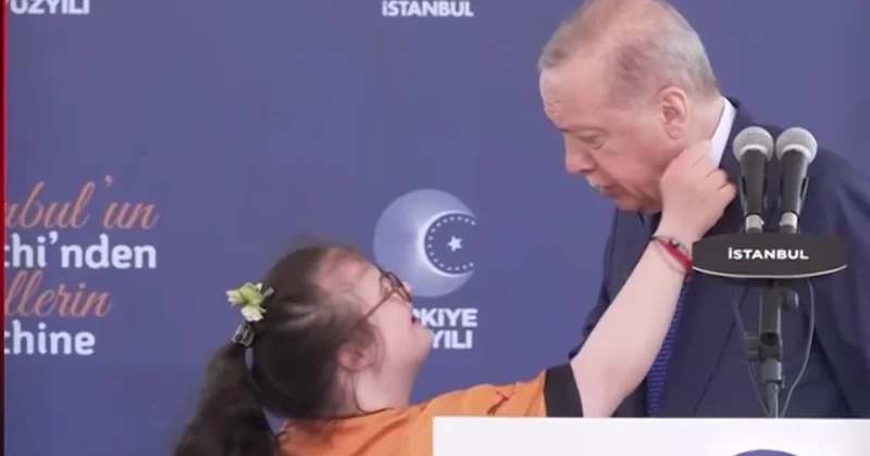 Ərdoğanın çıxışı zamanı səhnəyə çıxan daun sindromlu uşaq təsirli anlar yaşatdı VİDEO