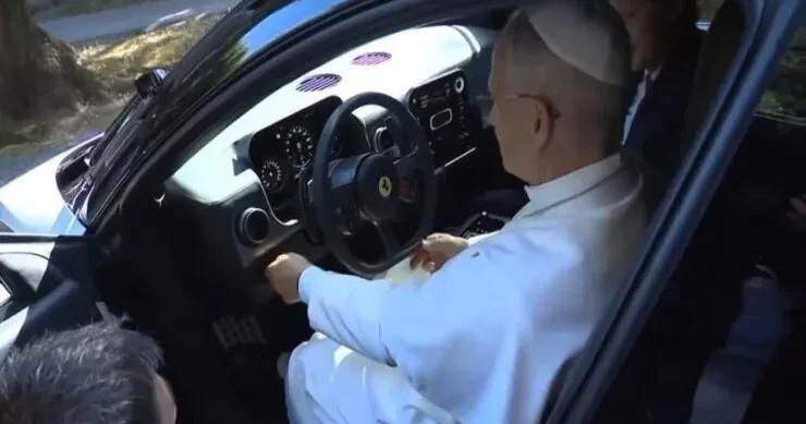 Ferrari nin bu modelini Roma Papası özü sınadı