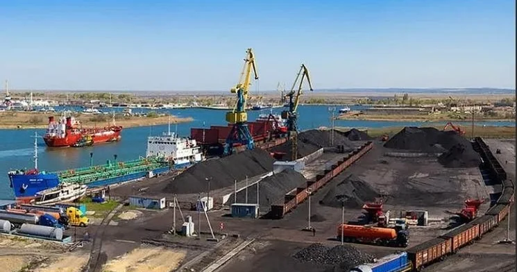 В Краснодарском крае тушат пожар в порту после атаки беспилотника