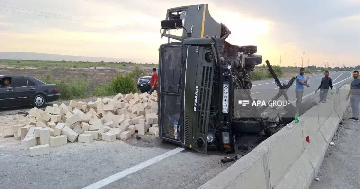 Ucarda KamAZ aşdı, Bakı Qazax yolu bağlandı