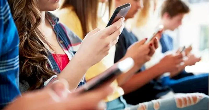Çörək, su və... mobil telefon...
