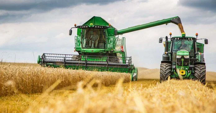 Şəkidə John Deere markalı kombaynın yanıb
