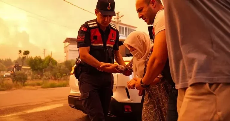 Türkiyədə meşə yanğınları davam edir, evlərə və avtomobillərə zərər dəyib FOTOLENT