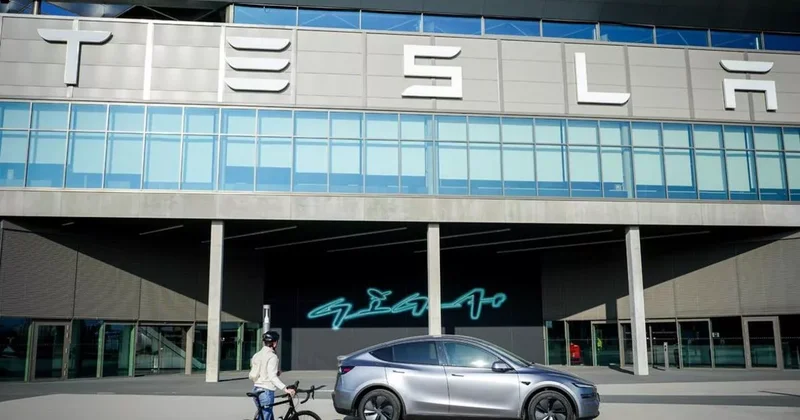 Tesla впервые доехал до покупателя автопилотом