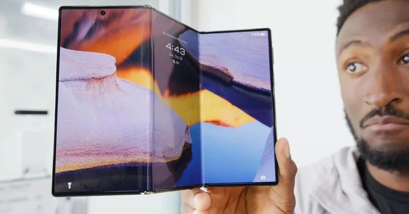 Samsungun ilk üçqatlanan smartfonu gəlir...