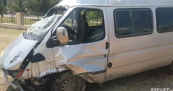 Goranboyda turistləri daşıyan mikroavtobus qəzaya düşdü