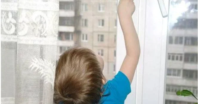 Bakıda dörd yaşlı uşaq 5 ci mərtəbədən yıxılaraq dünyasını dəyişdi