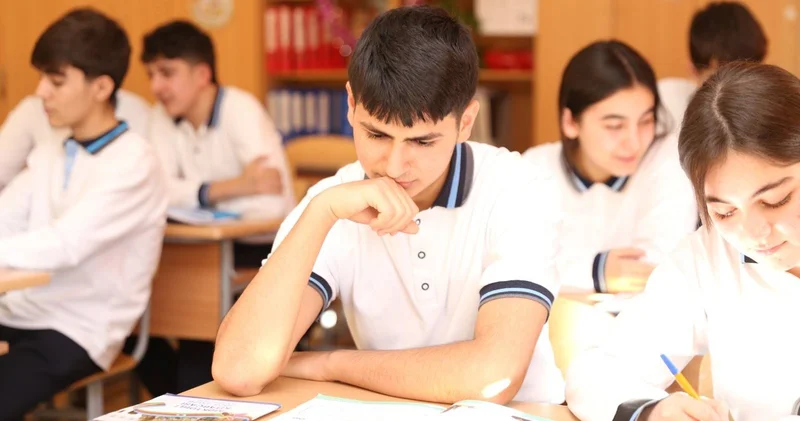 Azərbaycanda məktəblilər daha bunu edə bilməyəcək RƏSMİ
