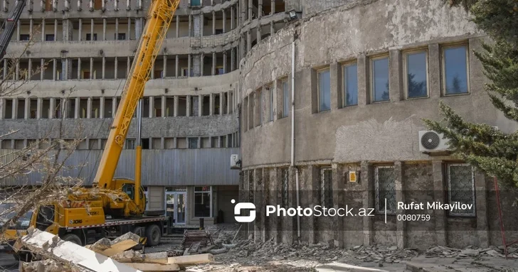 В Баку начался снос зданий в охранной зоне железной дороги