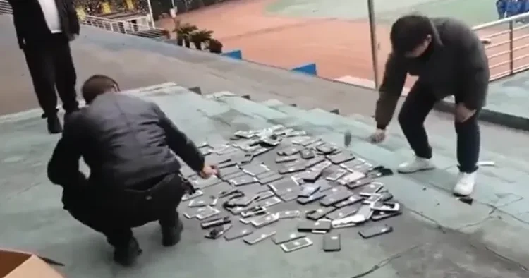 İcazəsiz məktəbə gətirilən telefonları SINDIRDILAR