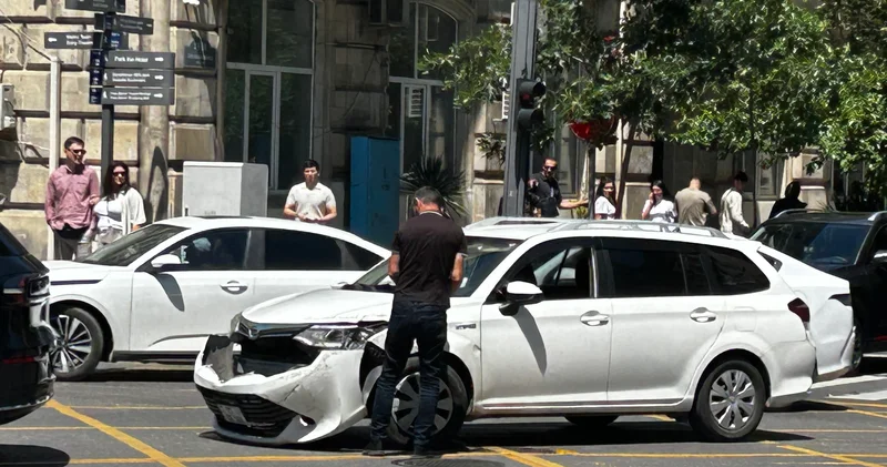 Paytaxtın mərkəzində yol qəzası baş verib FOTOLAR