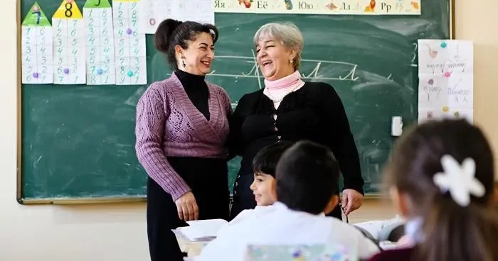 Ucqar məktəblərdə 65 yaşdan yuxarı müəllimlərə işləməyə icazə verilsin TƏKLİF