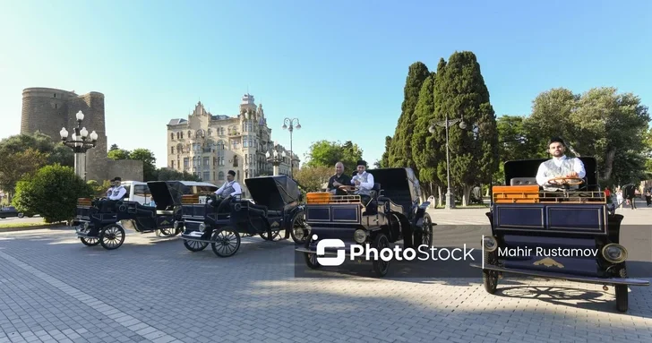 На Бакинском бульваре появились ретро фаэтоны: сколько стоит прогулка