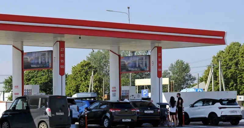 В Москве и Подмосковье начали ограничивать продажу бензина