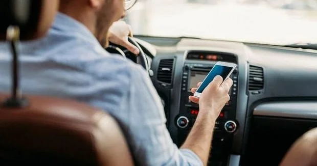 Sükan arxasında telefondan istifadə edən sürücülərə XƏBƏRDARLIQ