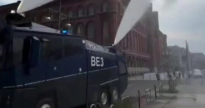 В Берлине водометы превратили в источники охлаждающего тумана ВИДЕО