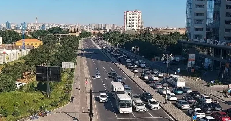 В Баку осложнилась дорожная ситуация на ряде направлений